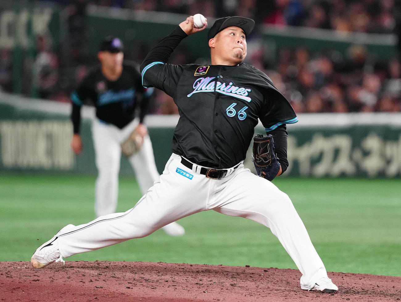 ロッテ対楽天　7回表から2番手で登板したロッテ沢田（撮影・鈴木みどり）