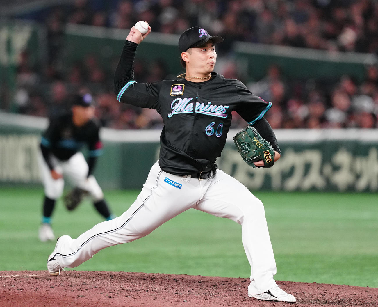 ロッテ対楽天　8回表から3番手で登板したロッテ横山（撮影・鈴木みどり）