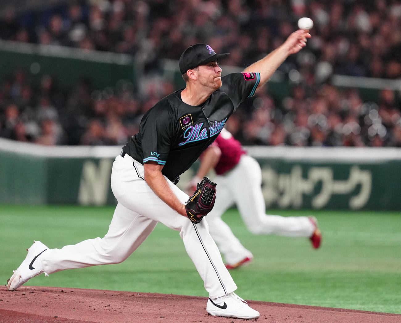 ロッテ対楽天　先発し力投するロッテのサモンズ（撮影・鈴木みどり）