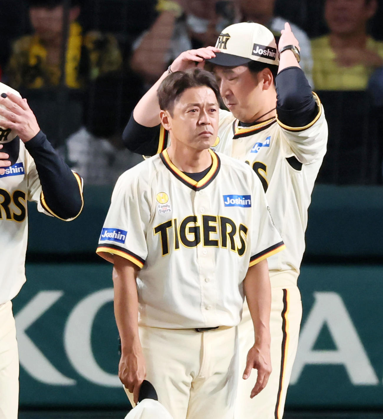 阪神対広島　広島に敗れファンにあいさつした藤川監督。左は藤本コーチ（撮影・加藤哉）