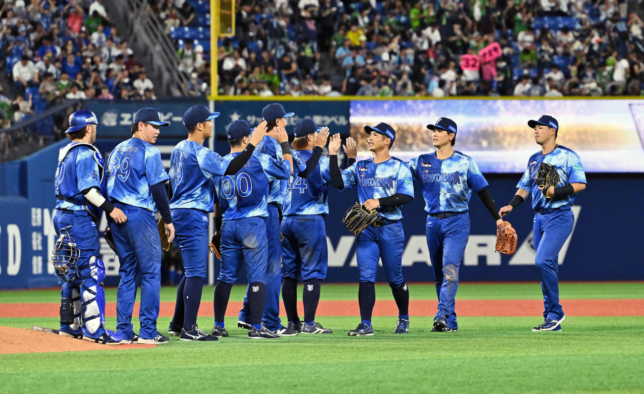 DeNA対ヤクルト　試合に勝利しタッチを交わすDeNAの選手たち（撮影・滝沢徹郎）　