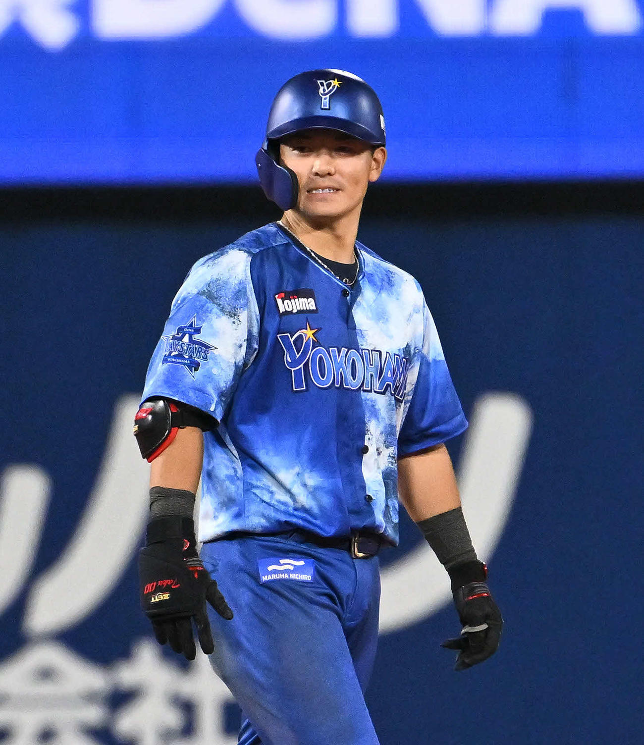 DeNA対ヤクルト　7回裏DeNA1死満塁、林は右前適時打を放ち笑顔を見せる（撮影・滝沢徹郎）　