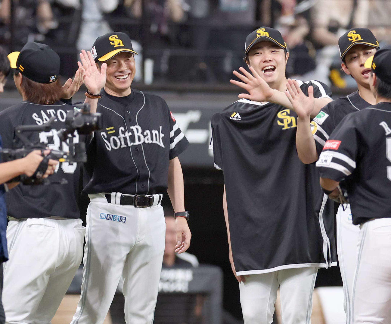 日本ハム対ソフトバンク　試合後、ナインを笑顔で出迎える小久保監督（左）と松本晴（撮影・黒川智章）
