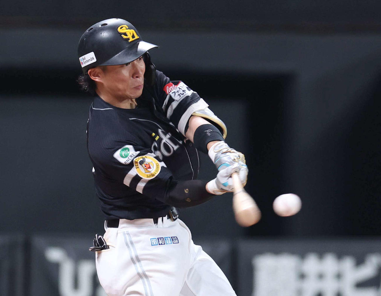 日本ハム対ソフトバンク　9回表ソフトバンク2死、左翼線に二塁打を放つ野村（撮影・黒川智章）