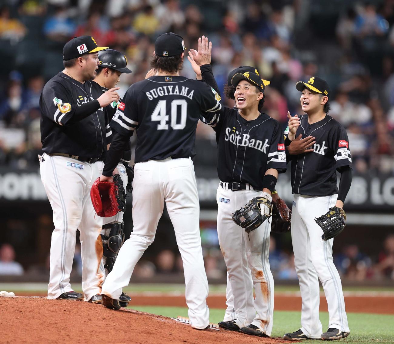 日本ハム対ソフトバンク　試合後、ハイタッチするソフトバンクナイン（撮影・黒川智章）