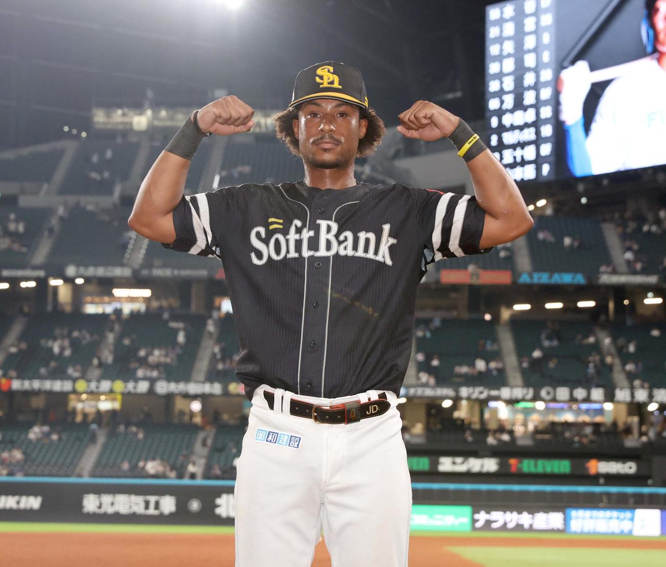 日本ハム対ソフトバンク　試合後、ガッツポーズのダウンズ（撮影・黒川智章）