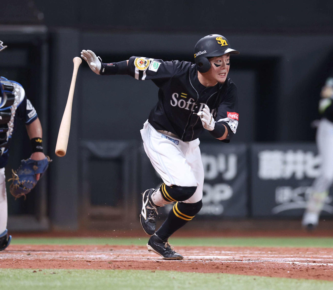 日本ハム対ソフトバンク　4回表ソフトバンク1死一、三塁、一前適時打を放つ牧原大（撮影・黒川智章）