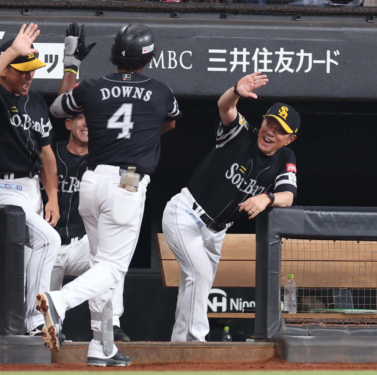 日本ハム対ソフトバンク　5回表、本塁打を放ったダウンズを出迎える小久保監督（撮影・黒川智章）