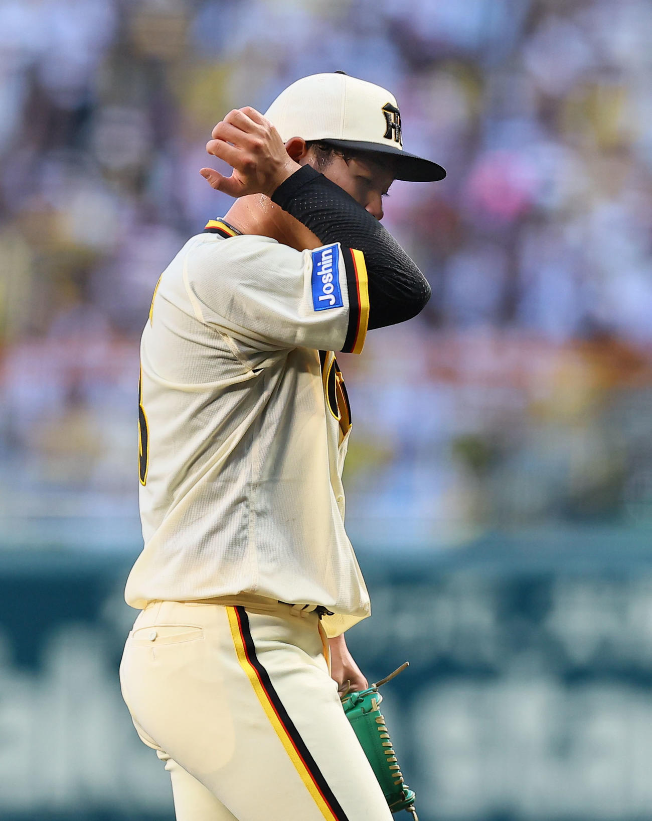 阪神対広島　1回に3失点し、ベンチに戻る阪神伊原（撮影・藤尾明華）
