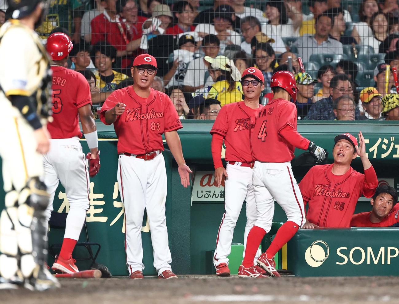 阪神対広島　5回表阪神2死一、三塁、新井監督（右）は森の2点適時二塁打で生還した矢野を出迎える（撮影・上田博志）