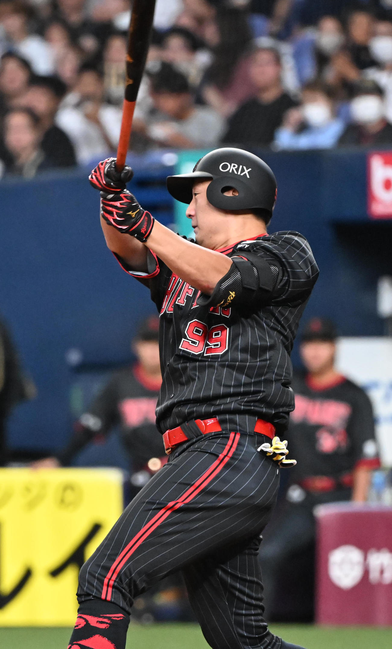 オリックス対西武　5回裏オリックス2死二塁、中前適時打を放つ杉本（撮影・和賀正仁）