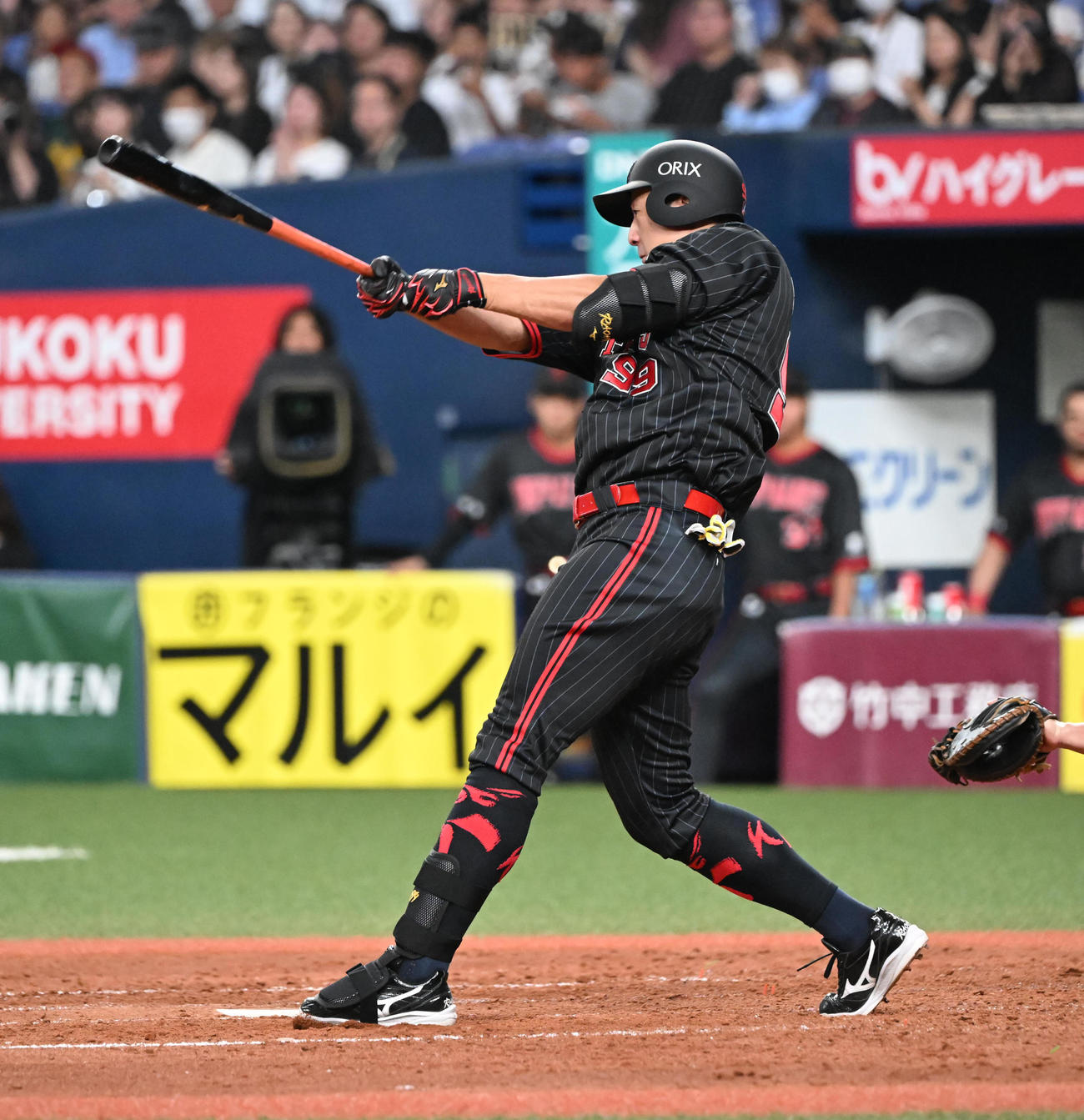 オリックス対西武　5回裏オリックス2死二塁、中前適時打を放つ杉本（撮影・和賀正仁）