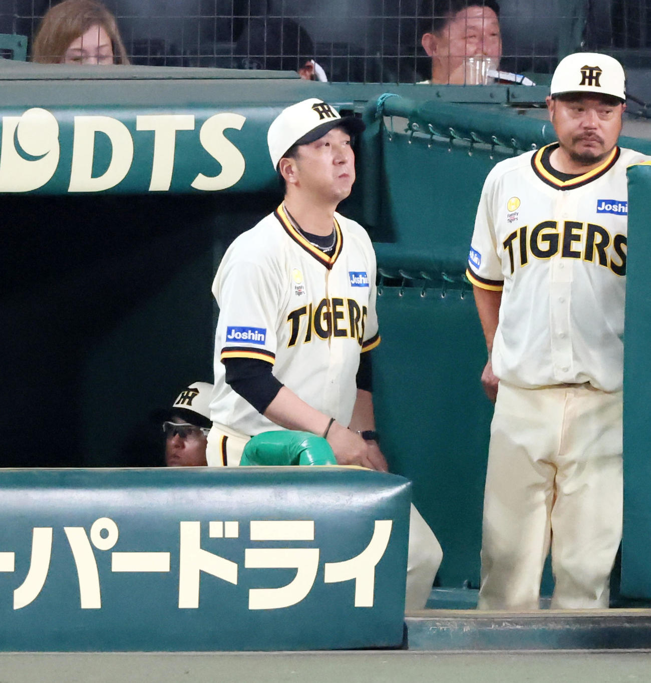 阪神対広島　広島に敗れスタンドのファンへあいさつに向かう藤川監督（撮影・加藤哉）
