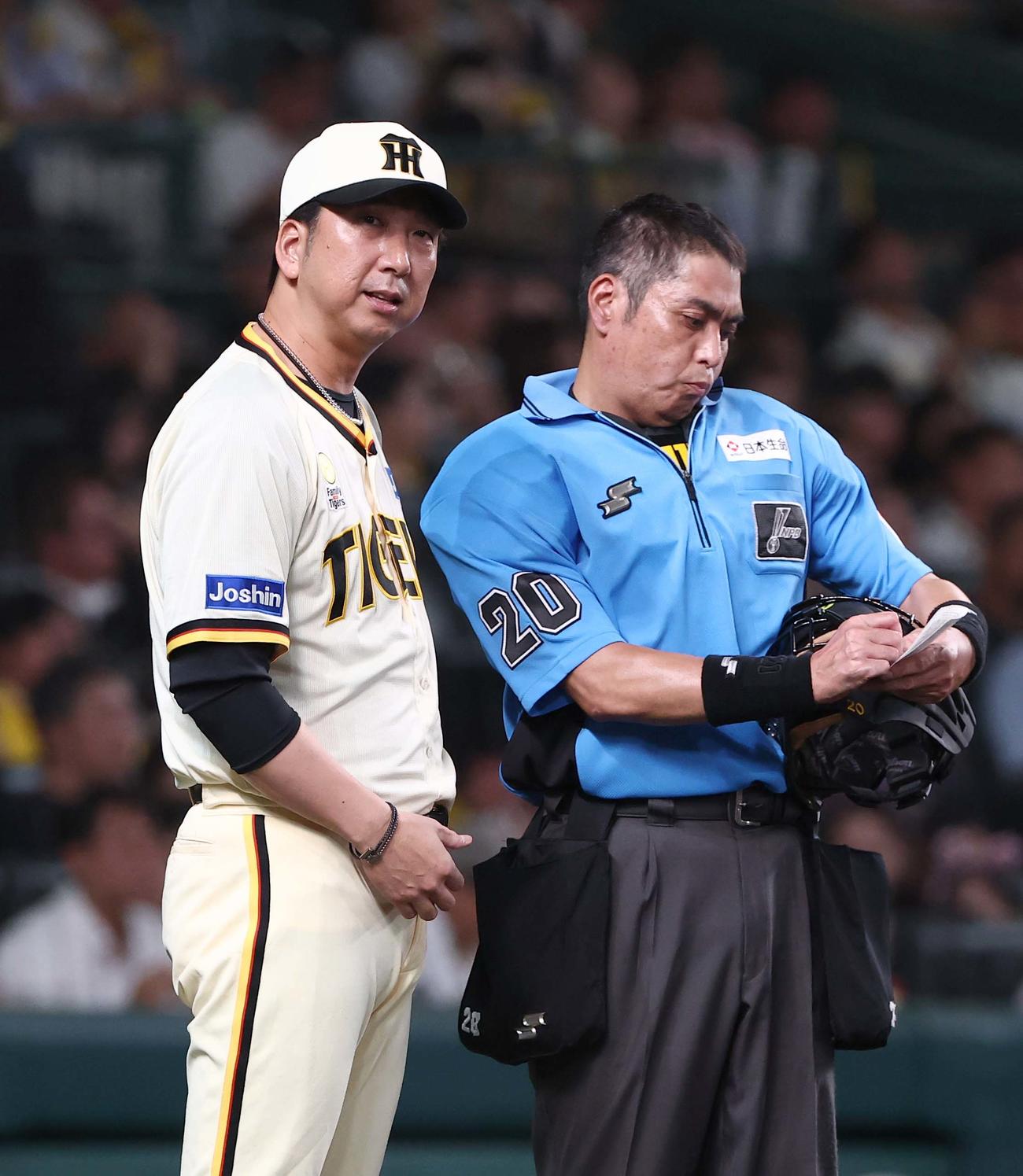 阪神対広島　選手交代を告げる藤川監督（撮影・上田博志）
