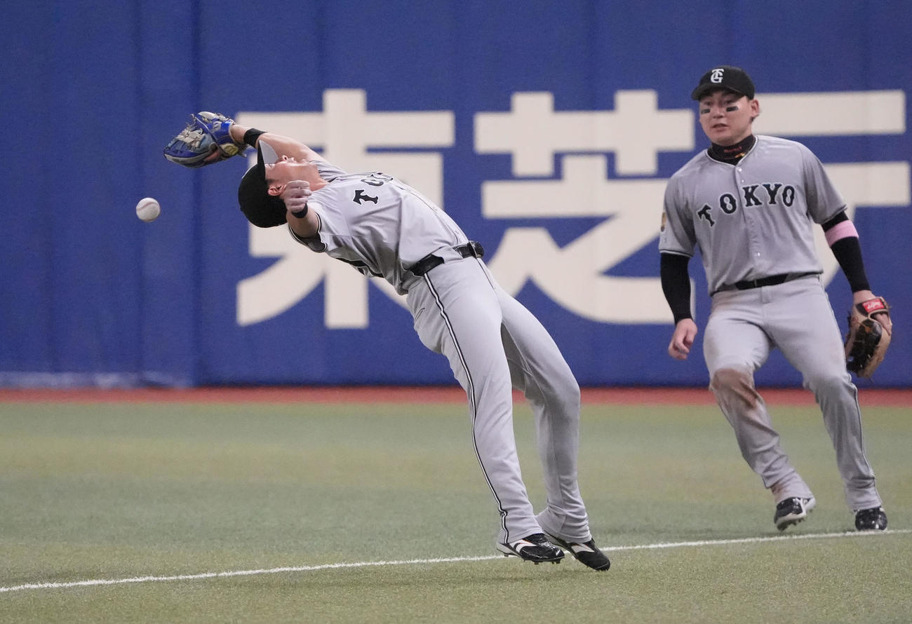 中日対巨人　10回裏中日無死、湯浅（左）は石伊の飛球を落球する（撮影・森本幸一）
