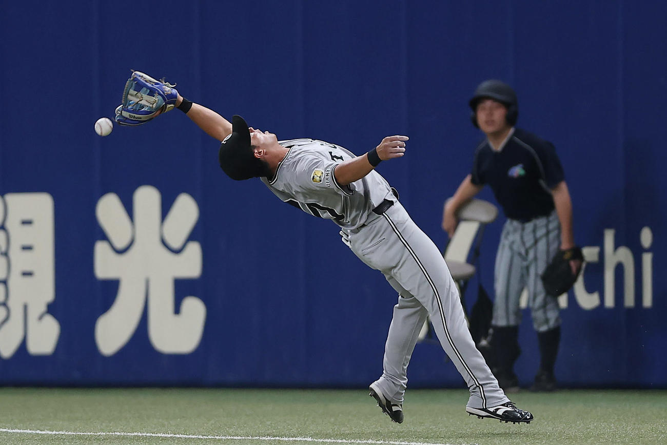中日対巨人　10回裏中日無死、石伊の飛球を落球する二塁手湯浅（撮影・前田充）