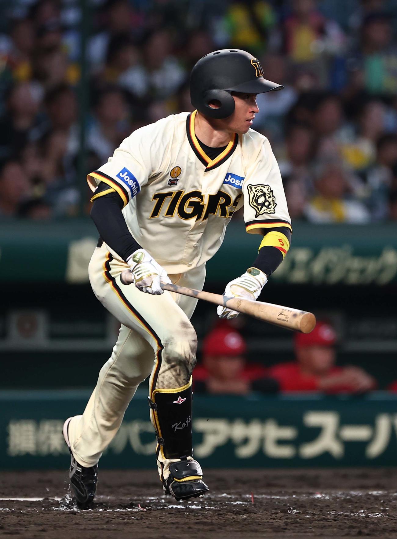 阪神対広島　3回裏阪神1死、近本は中前打を放つ（撮影・上田博志）