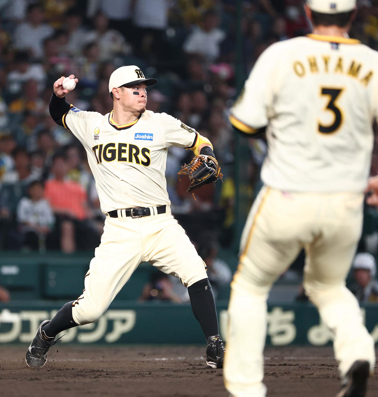 阪神対広島　4回表広島1死一塁、佐藤輝は森のバントを二塁へ野選する（撮影・上田博志）