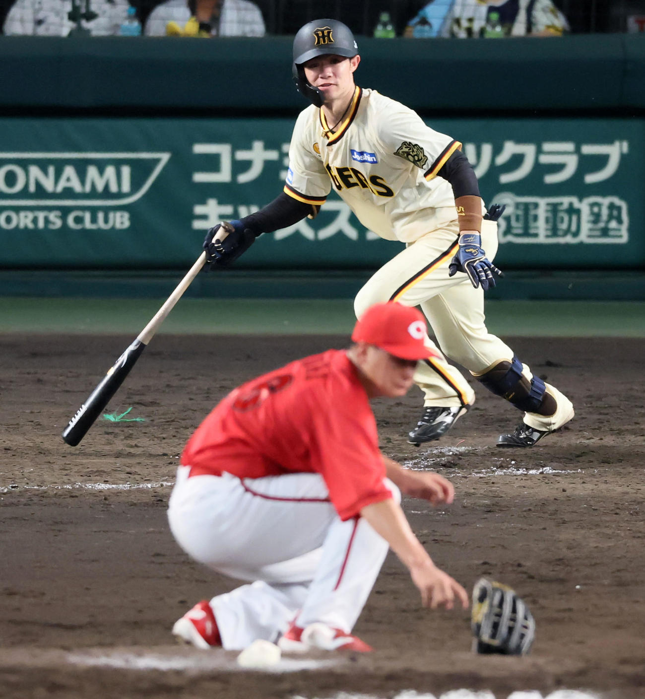 阪神対広島　5回裏阪神1死、中野は投手への内野安打を放つ。投手森（撮影・加藤哉）