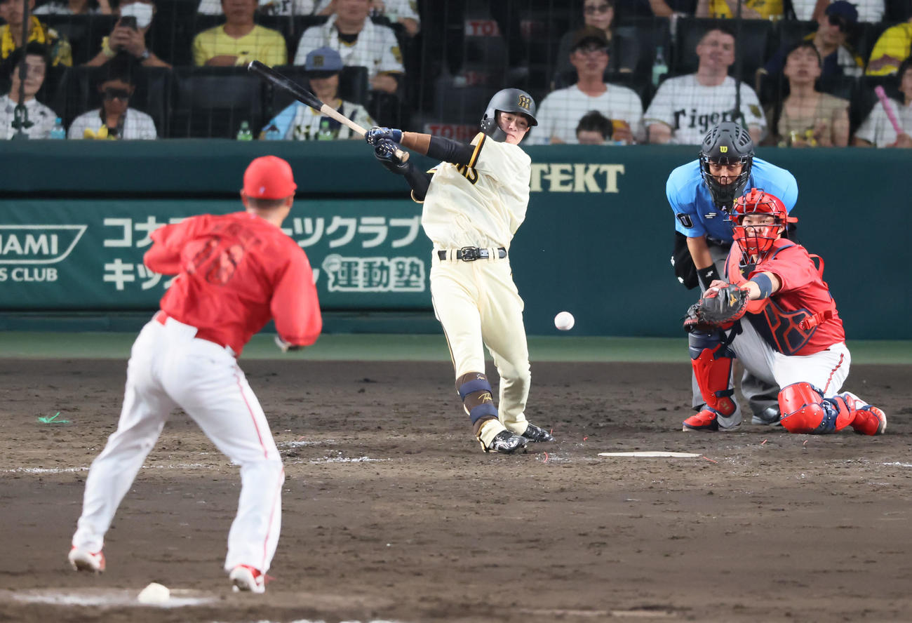 阪神対広島　5回裏阪神1死、中野は投手への内野安打を放つ。投手森（撮影・加藤哉）