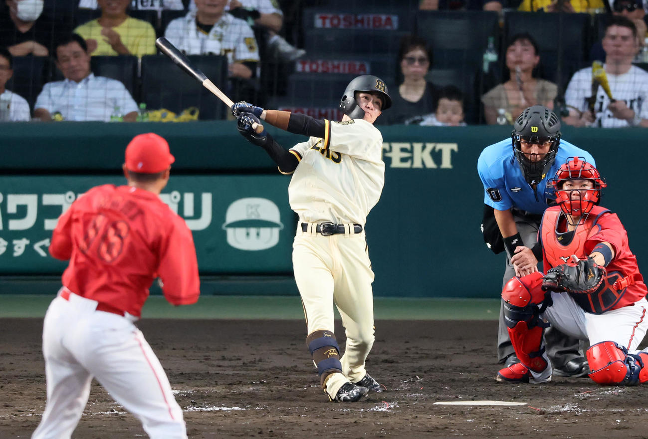 阪神対広島　3回裏阪神1死一塁、中野は左越え二塁打を放つ。投手森（撮影・加藤哉）