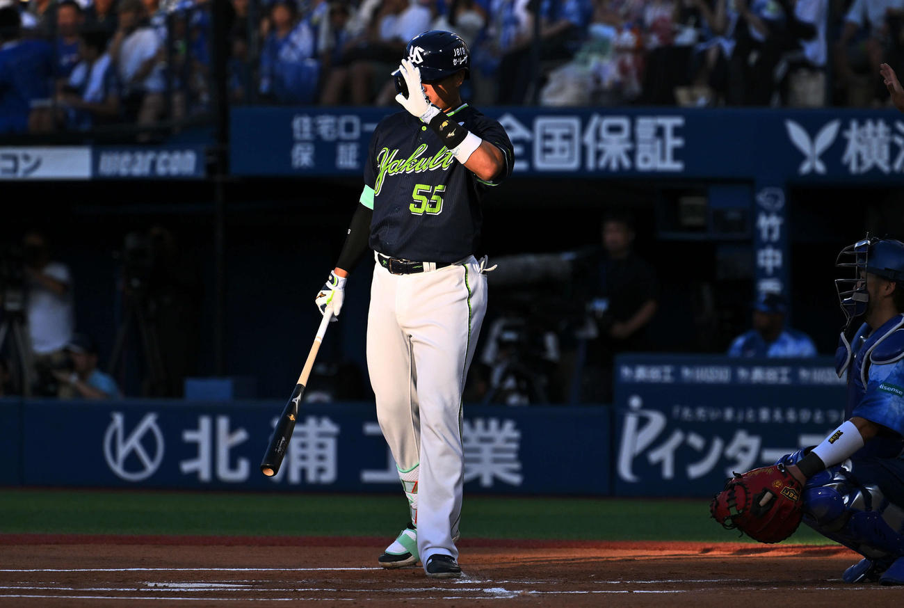 DeNA対ヤクルト　1回表ヤクルト2死二塁、バッターボックスに西日が差し込みまぶしがる村上（撮影・滝沢徹郎）　