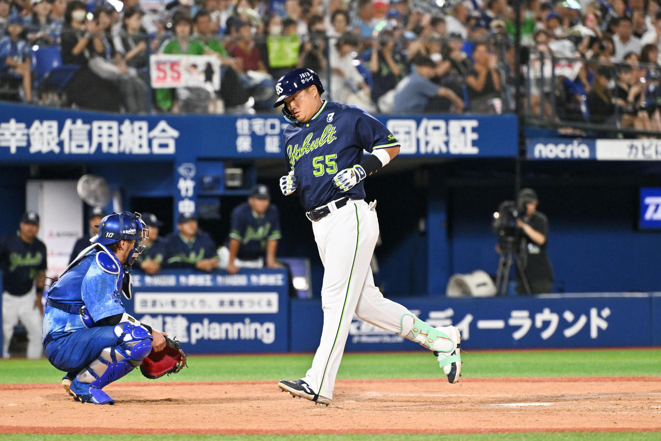 DeNA対ヤクルト　9回表ヤクルト1死、は右越えソロ本塁打を放ち生還する村上（撮影・滝沢徹郎）　
