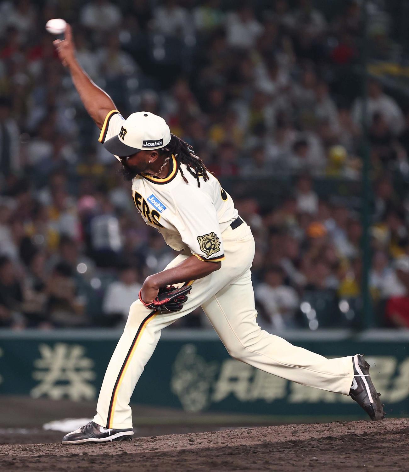 阪神対広島　阪神5番手で登板するドリス（撮影・上田博志）