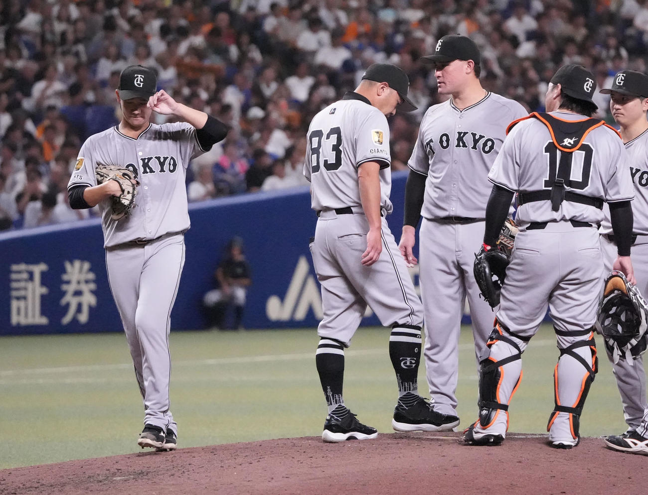 中日対巨人　5回裏中日1死一、二塁、井上（左）はマウンドを降りる（撮影・森本幸一）