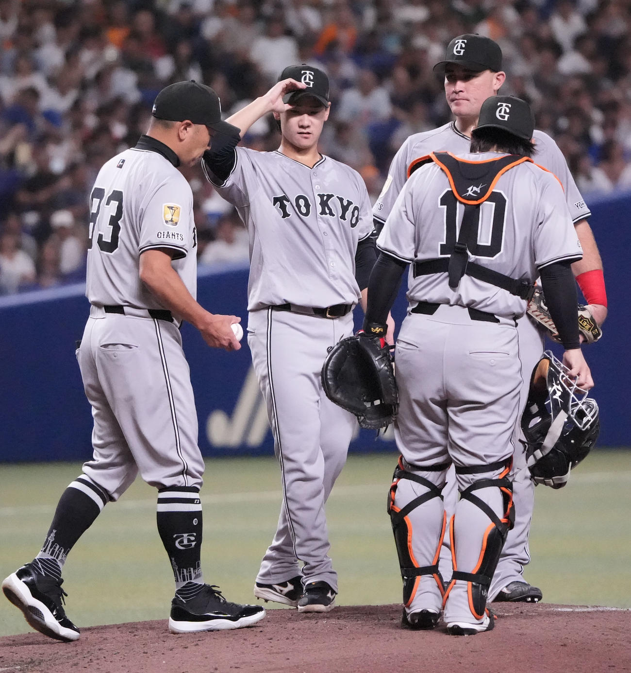 中日対巨人　5回裏中日1死一、二塁、井上（左から2人目）はマウンドを降りる（撮影・森本幸一）