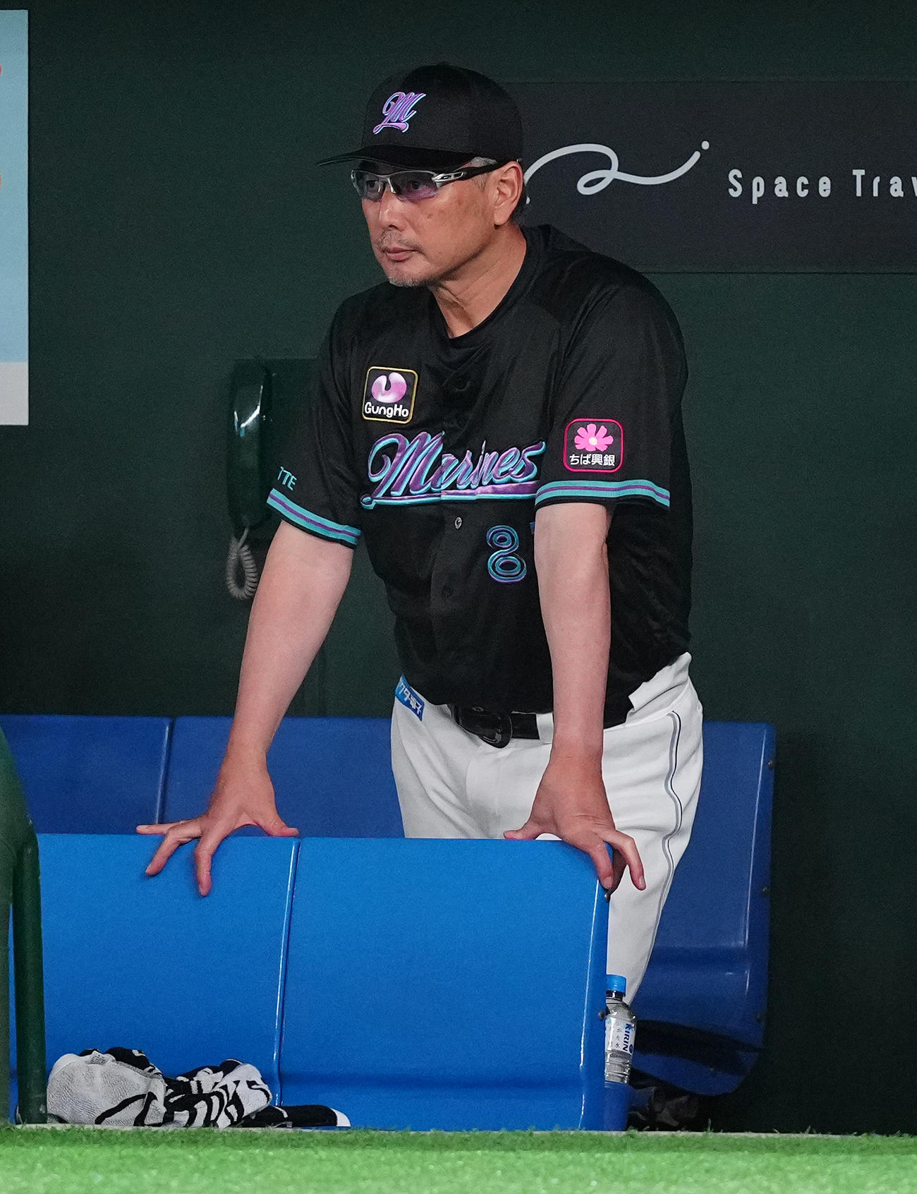 ロッテ対楽天　9回裏、ベンチで浮かない表情のロッテ吉井監督（撮影・鈴木みどり）