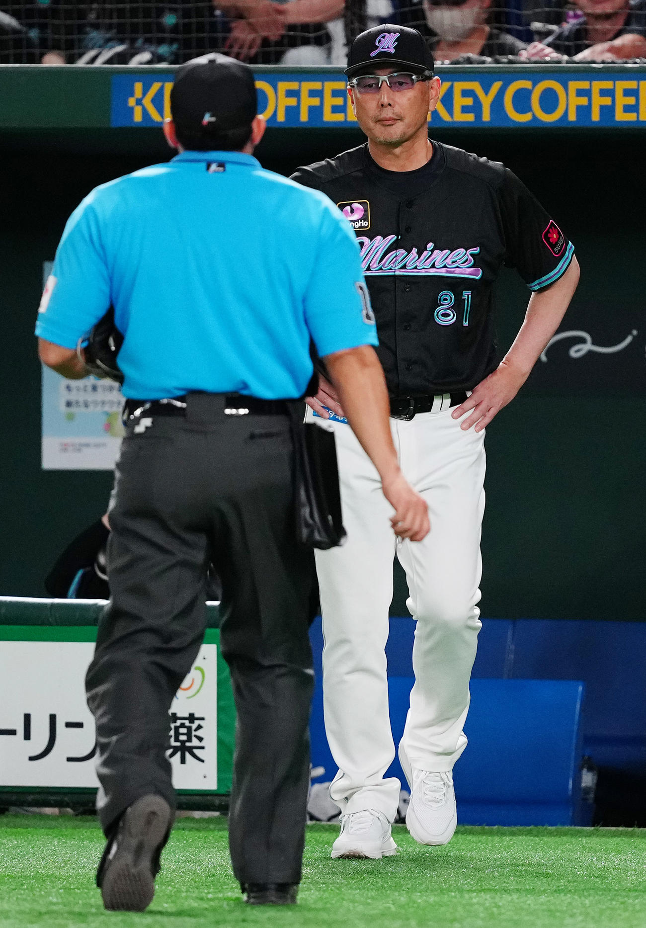 ロッテ対楽天　9回表の選手交代を告げるロッテ吉井監督（撮影・鈴木みどり）