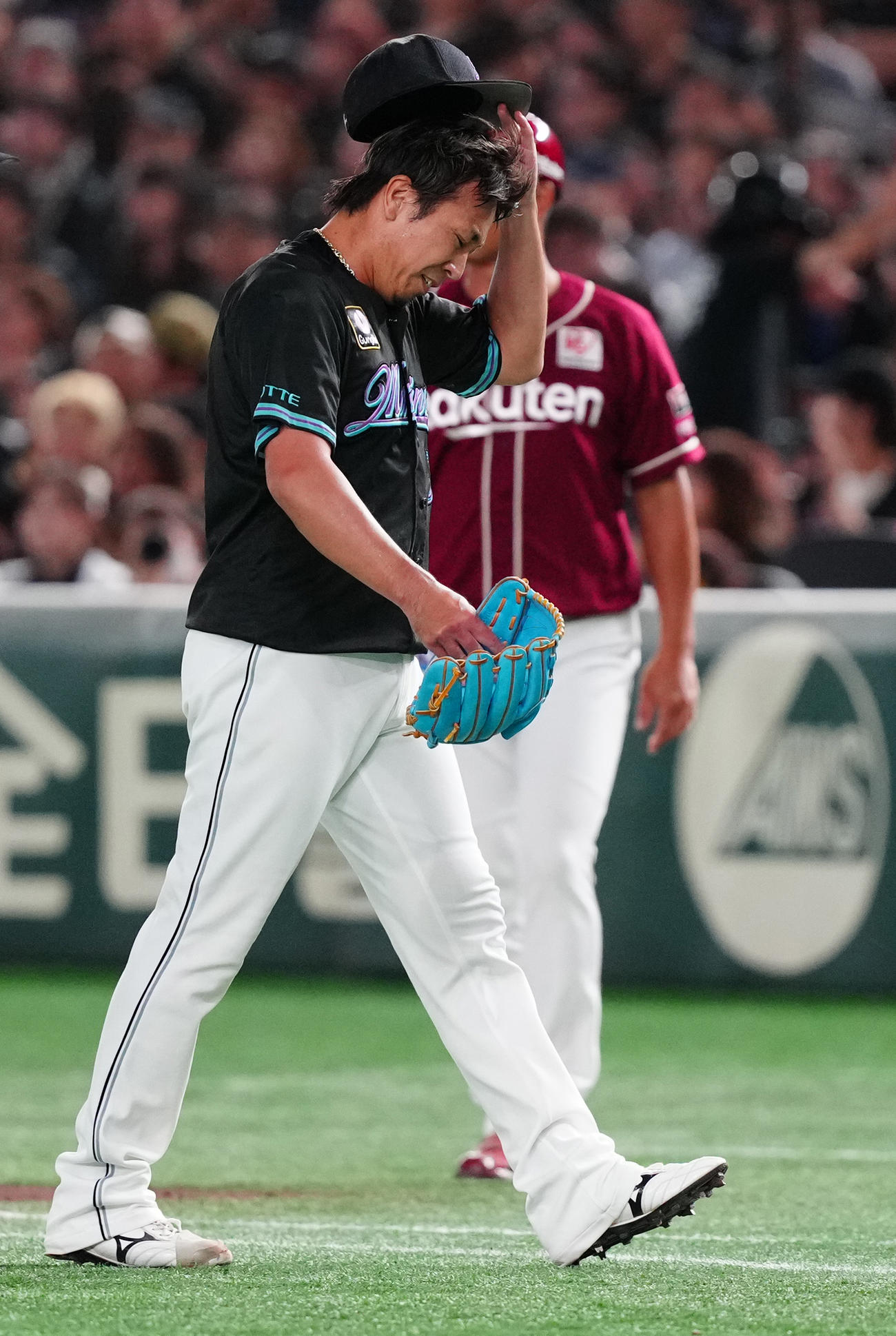ロッテ対楽天　9回表を終え、険しい表情でベンチへ戻るロッテ益田（撮影・鈴木みどり）