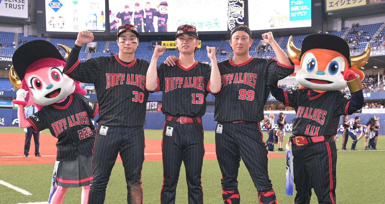 オリックス対西武　西武に勝利し、ポーズを取る投打のヒーロー、左から広岡、寺西、杉本（撮影・和賀正仁）