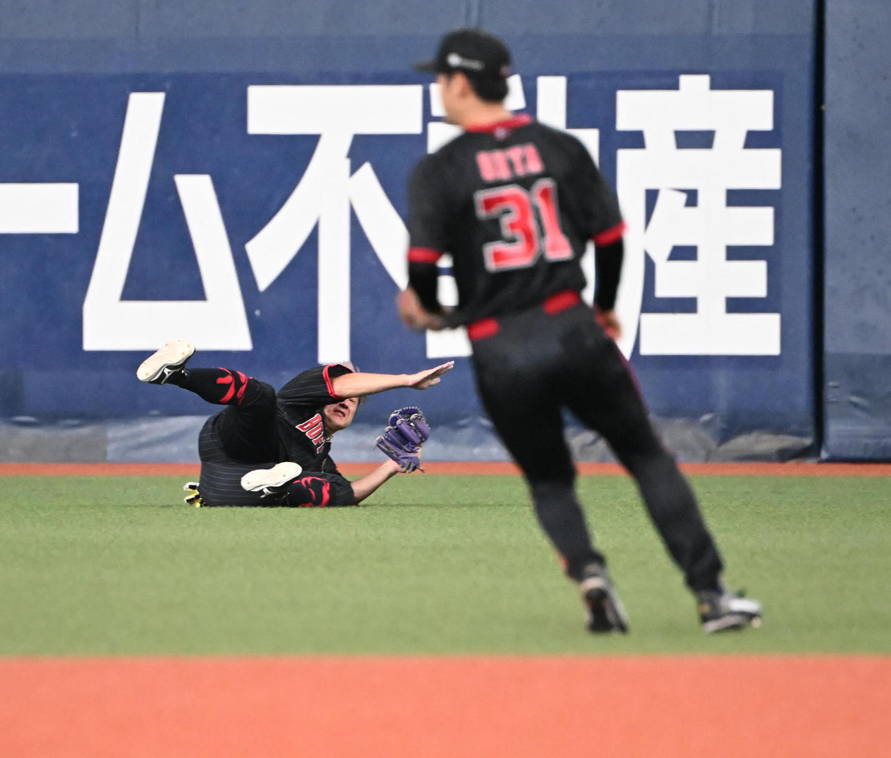 オリックス対西武　4回表西武1死一、二塁、デービスの打球を好捕する右翼手杉本（撮影・和賀正仁）
