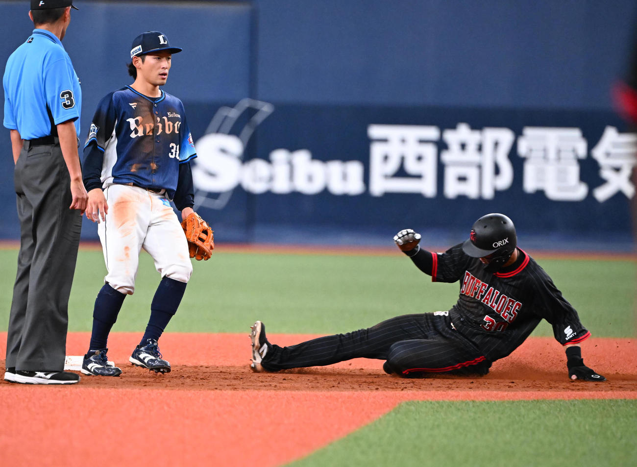 オリックス対西武　5回裏オリックス1死一塁、二盗に成功する広岡（撮影・和賀正仁）