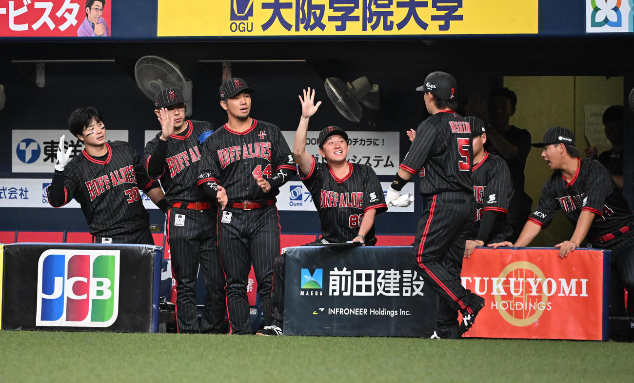 オリックス対西武　4回裏オリックス1死一、二塁、福田の適時二塁打で生還した西野を迎えるナイン（撮影・和賀正仁）