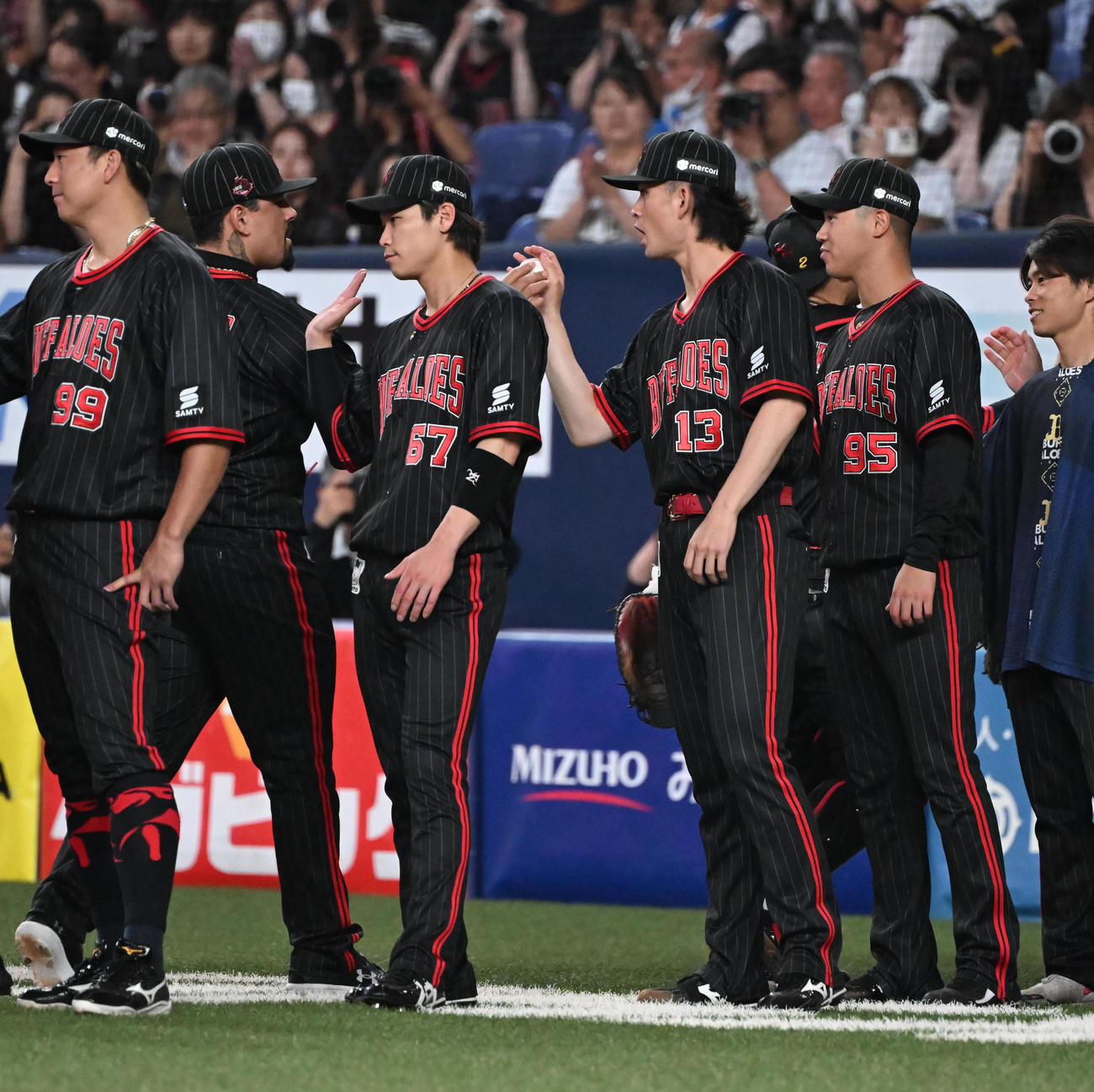 オリックス対西武　西武に勝利し、マチャドからウイニングボールを受け取る寺西（撮影・和賀正仁）