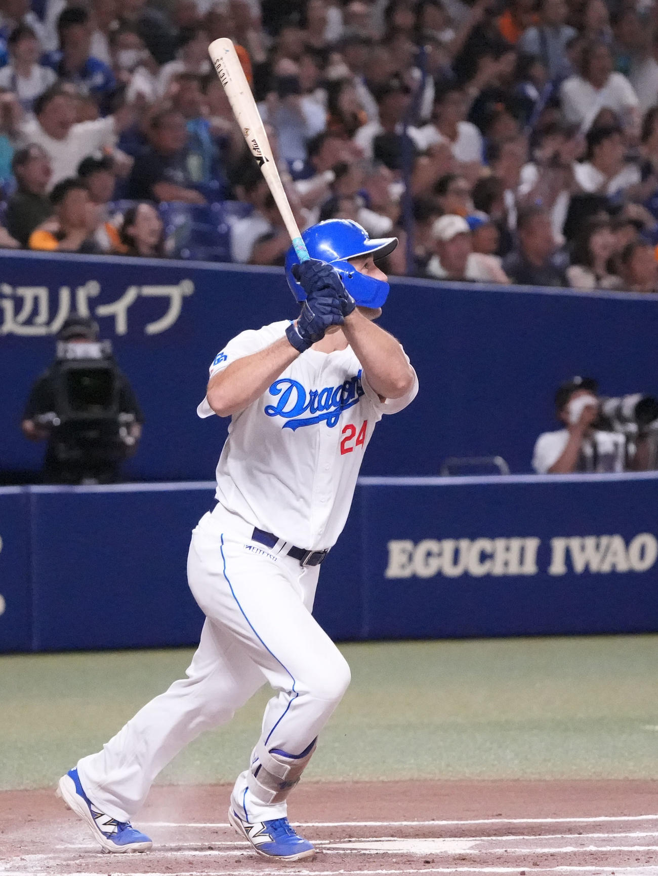 中日対巨人　10回裏中日1死満塁、中犠飛を放つボスラー（撮影・森本幸一）