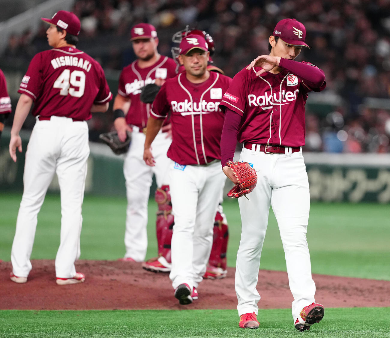 ロッテ対楽天　6回裏途中、降板する楽天荘司（右）（撮影・鈴木みどり）