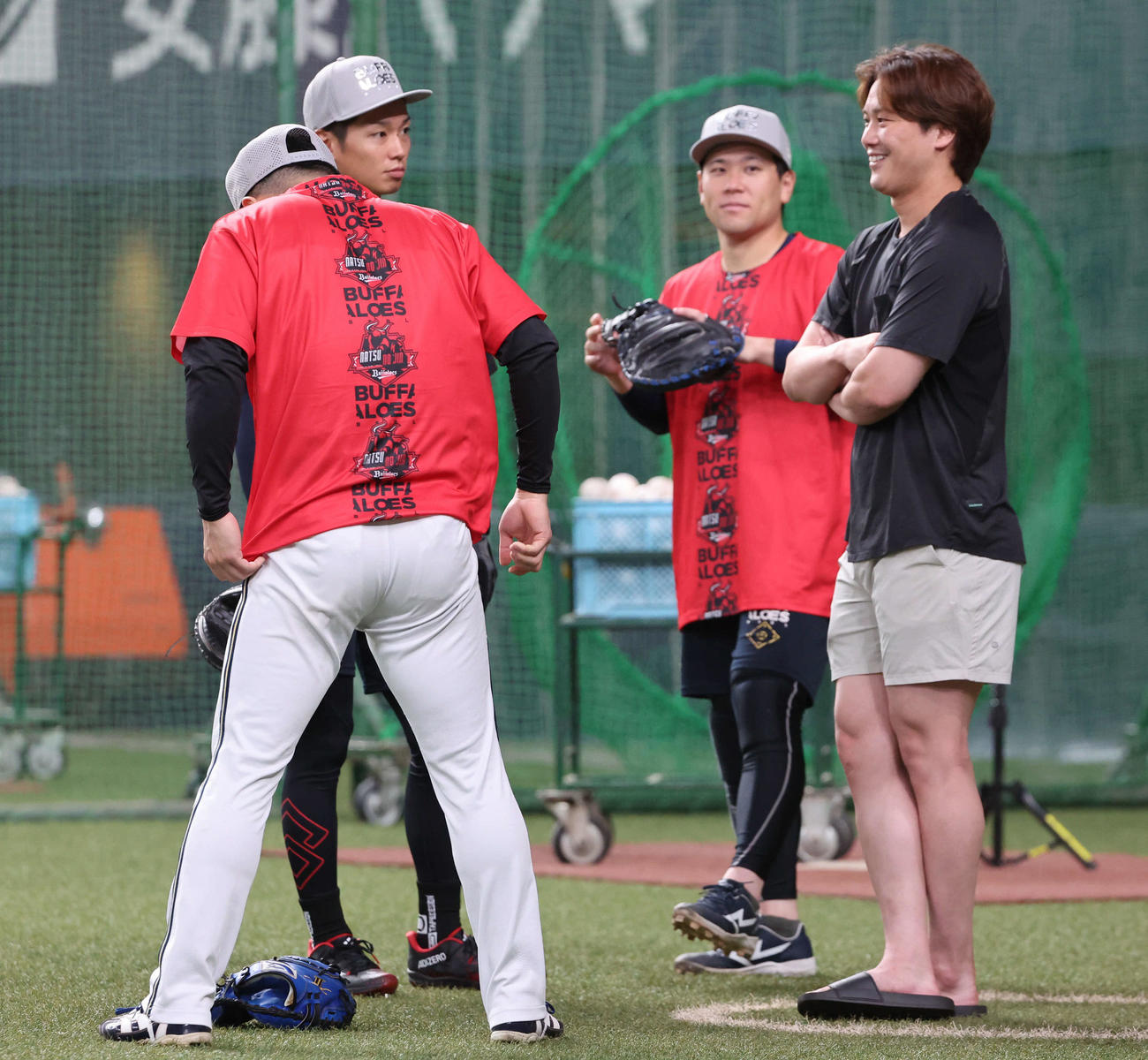 オリックス対日本ハム　チームとは別便で移動したとみられる日本ハム伏見（右）はオリックス石川、福永らと談笑（撮影・西尾就之）