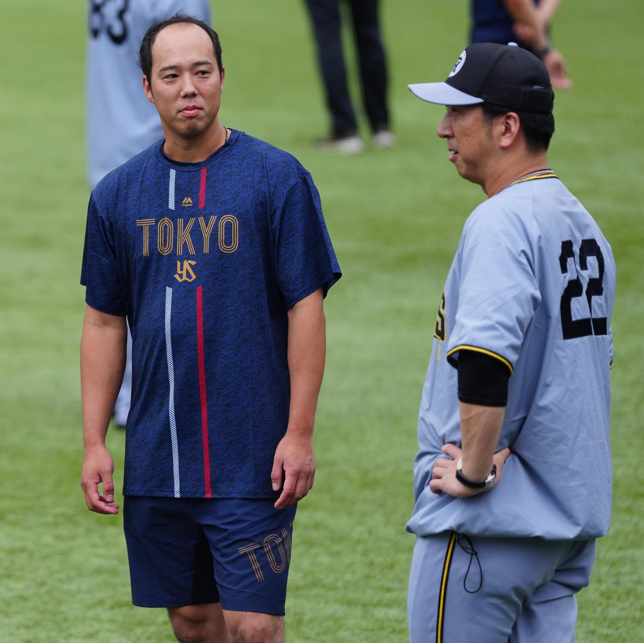 ヤクルト対阪神　阪神藤川監督（右）にあいさつするヤクルト青柳（撮影・清水貴仁）