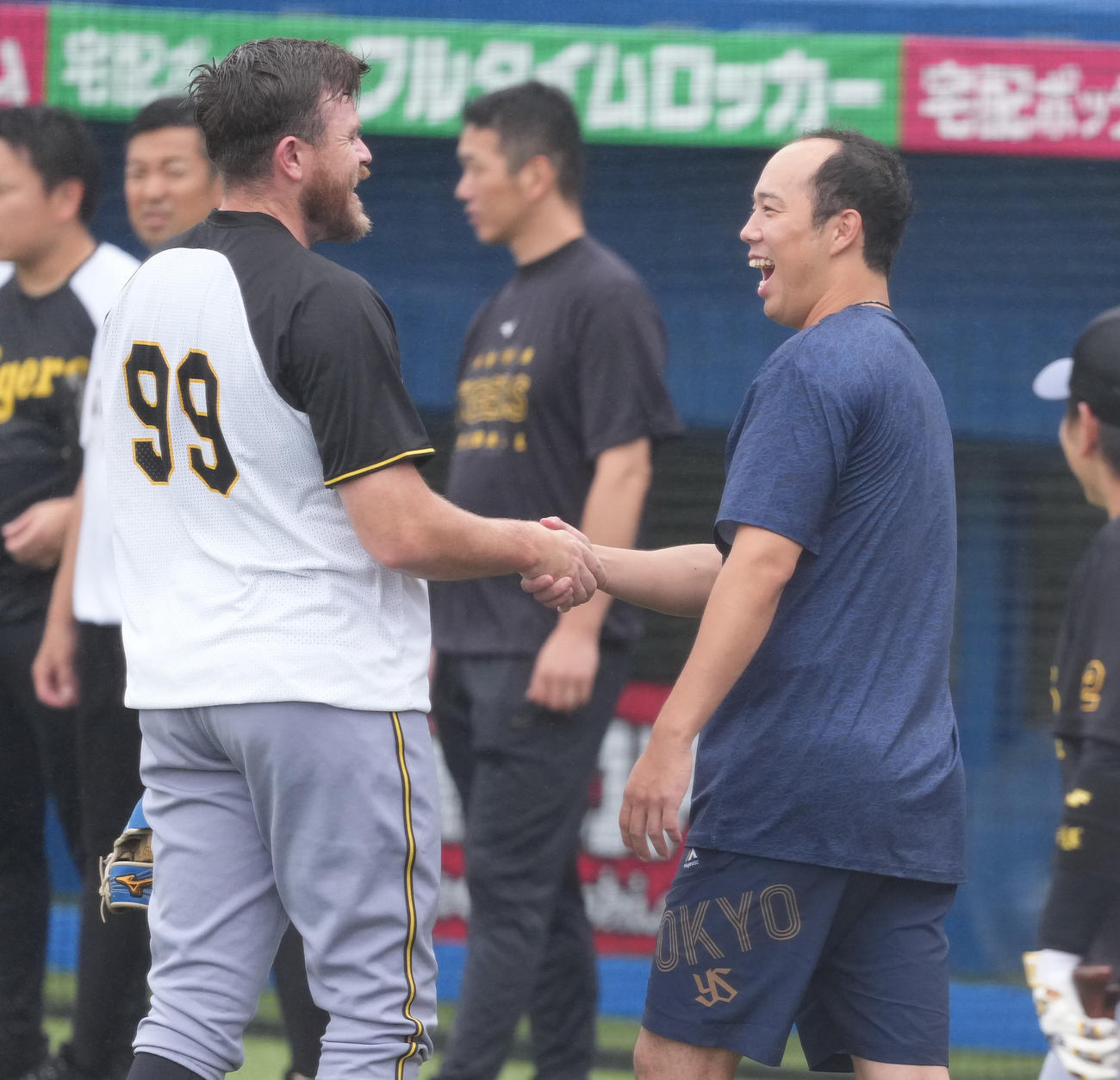 ヤクルト対阪神　阪神ビーズリー（左）とあいさつするヤクルト青柳（撮影・清水貴仁）