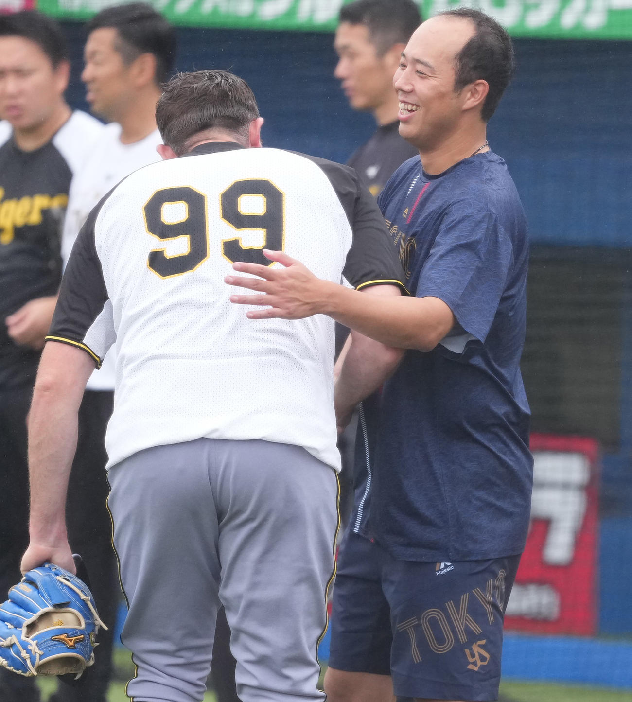 ヤクルト対阪神　阪神ビーズリー（左）とあいさつするヤクルト青柳（撮影・清水貴仁）