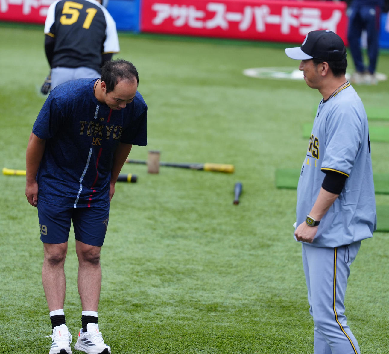 ヤクルト対阪神　阪神藤川監督（右）にあいさつするヤクルト青柳（撮影・清水貴仁）