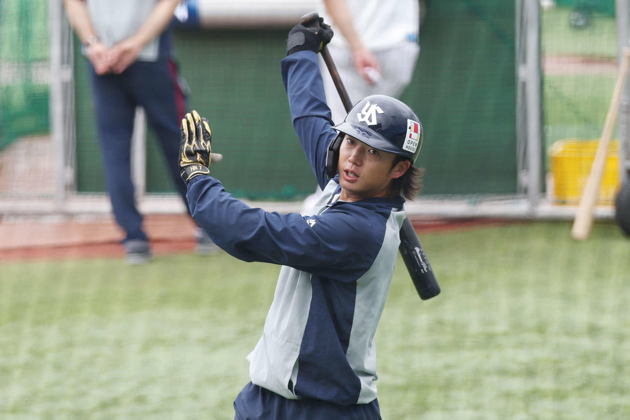 ヤクルト対阪神　試合前、打撃練習するヤクルト長岡（撮影・宮地輝）
