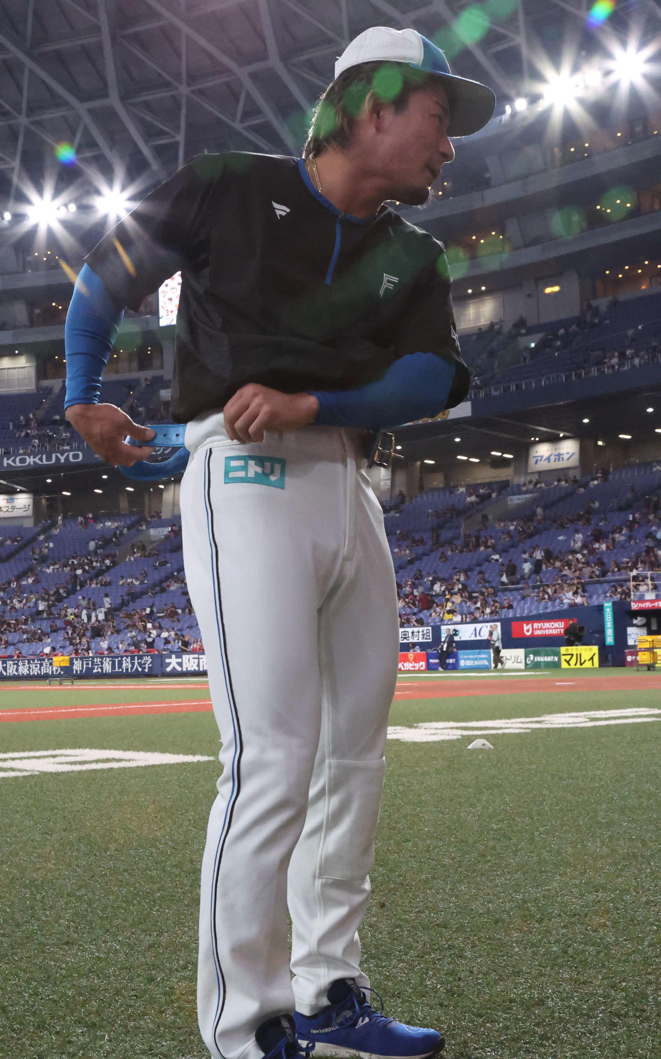 オリックス対日本ハム　17:10頃、グラウンドに姿を現した日本ハム水野はベルトを締めながらグラウンドに登場（撮影・西尾就之）