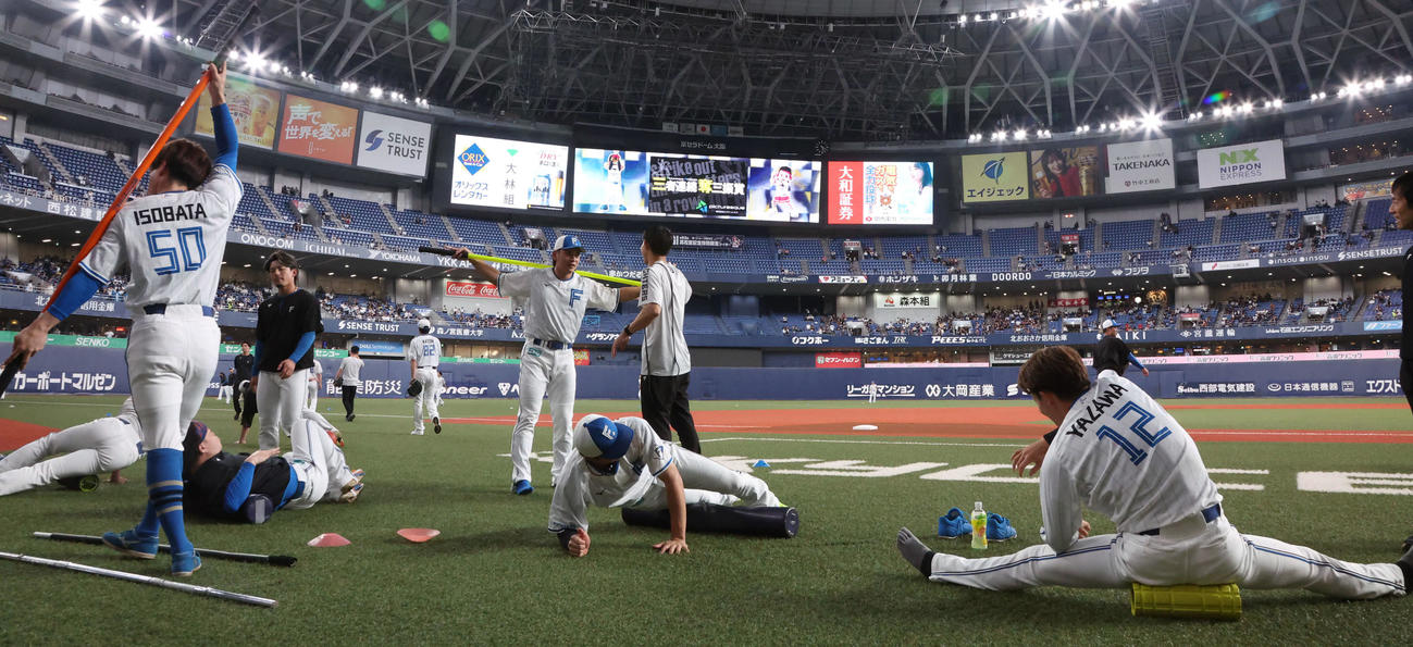 オリックス対日本ハム　17:20頃、アップする日本ハムの選手たち（撮影・西尾就之）