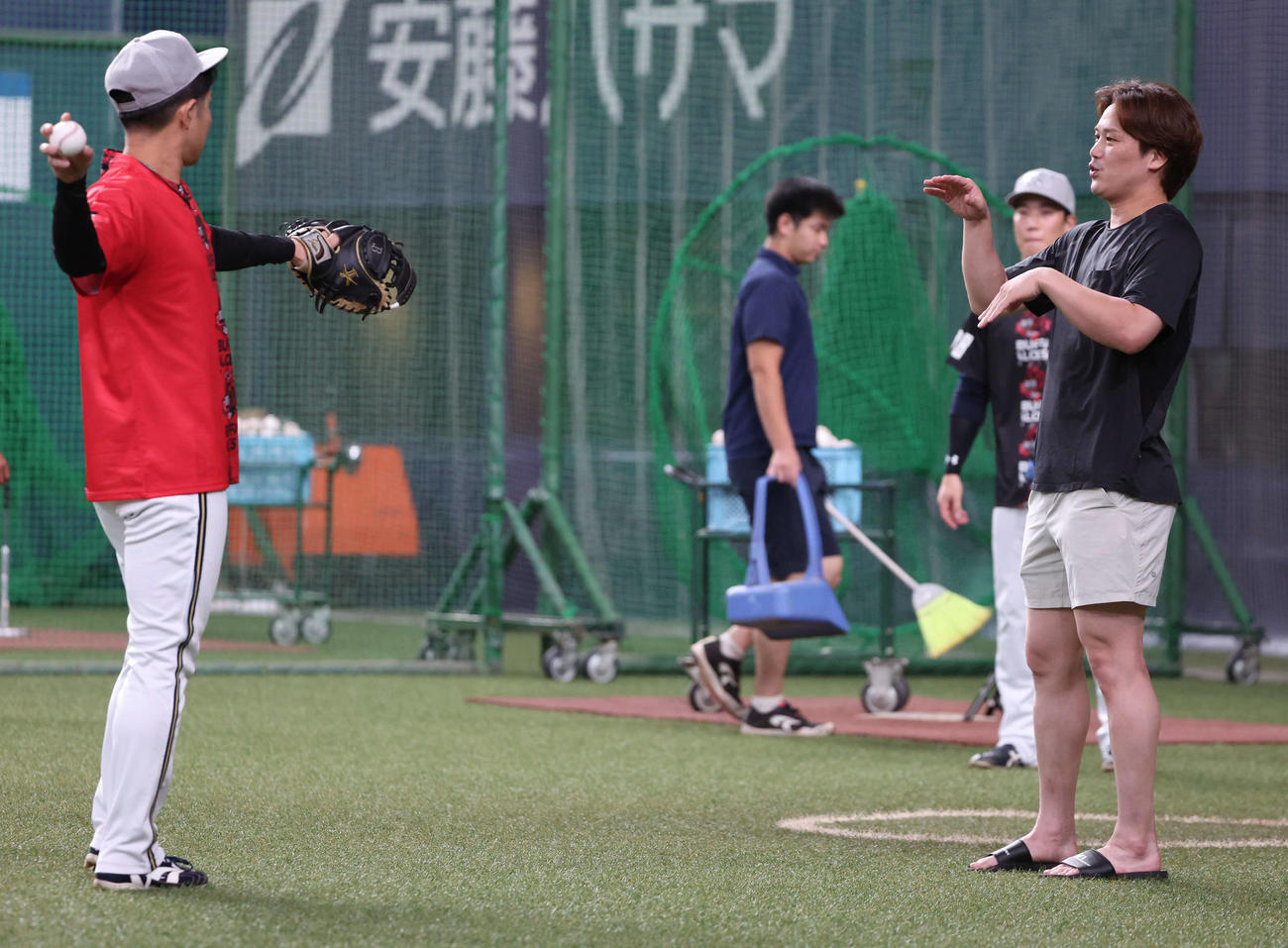 オリックス対日本ハム　チームとは別便で移動したとみられる日本ハム伏見（右）はオリックス若月と談笑（撮影・西尾就之）