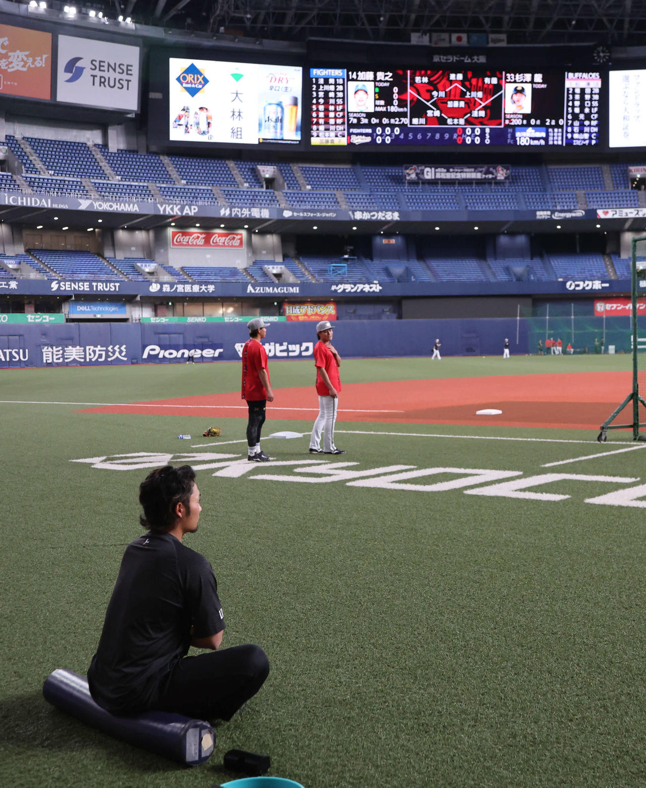 オリックス対日本ハム　チームとは別便で移動したとみられる日本ハム伊藤はポツンと1人でストレッチ（撮影・西尾就之）